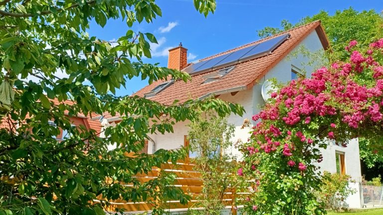 Modernisiertes Einfamilienhaus in Kaufungen, Außenansicht mit Garten