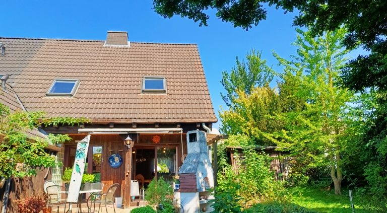 Doppelhaushälfte mit Garten in Fuldatal, Außenansicht