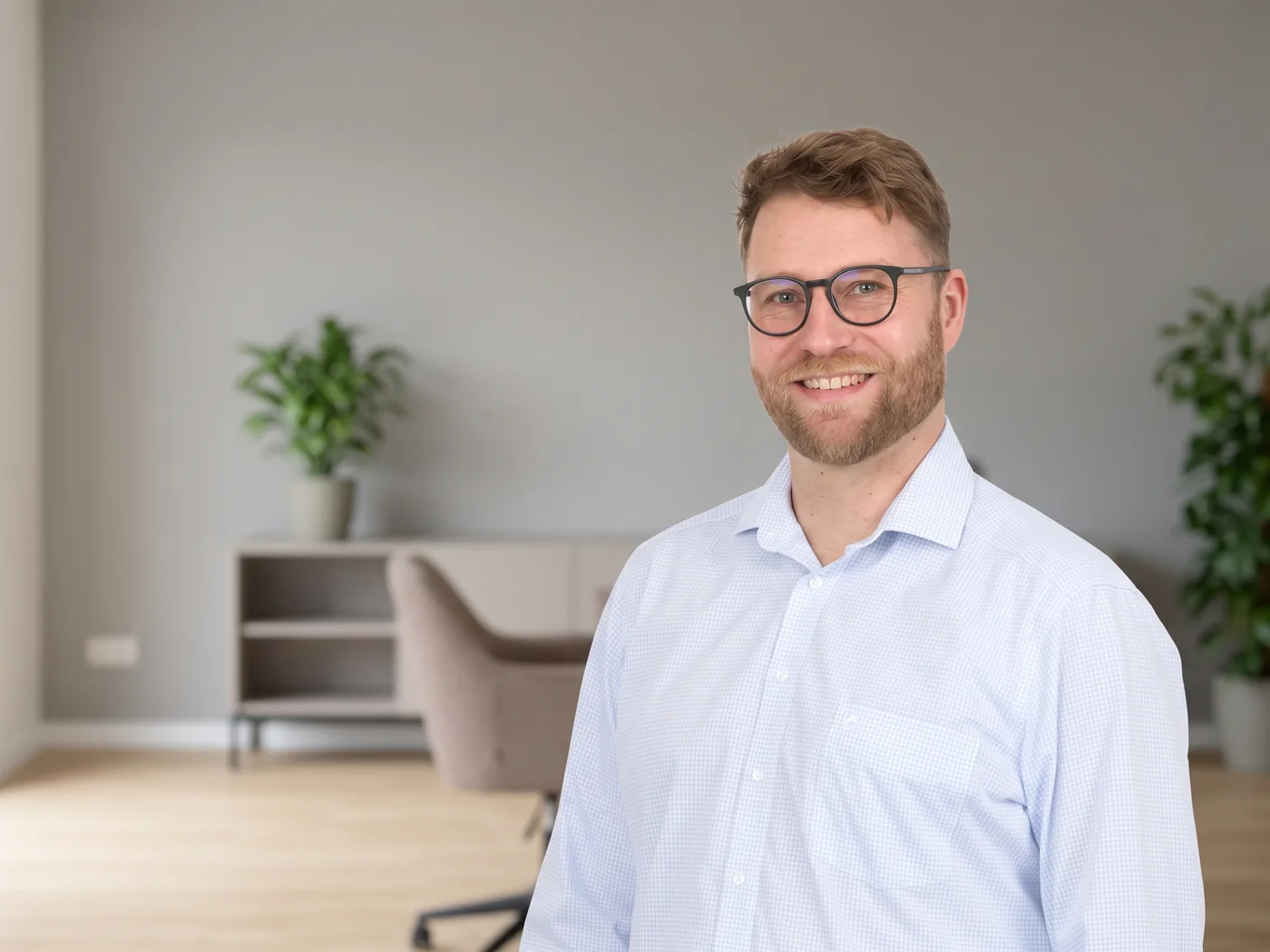 Daniel Matzdorf in seinem Büro, in dem er Gespräche mit jeder Seite auch getrennt führt