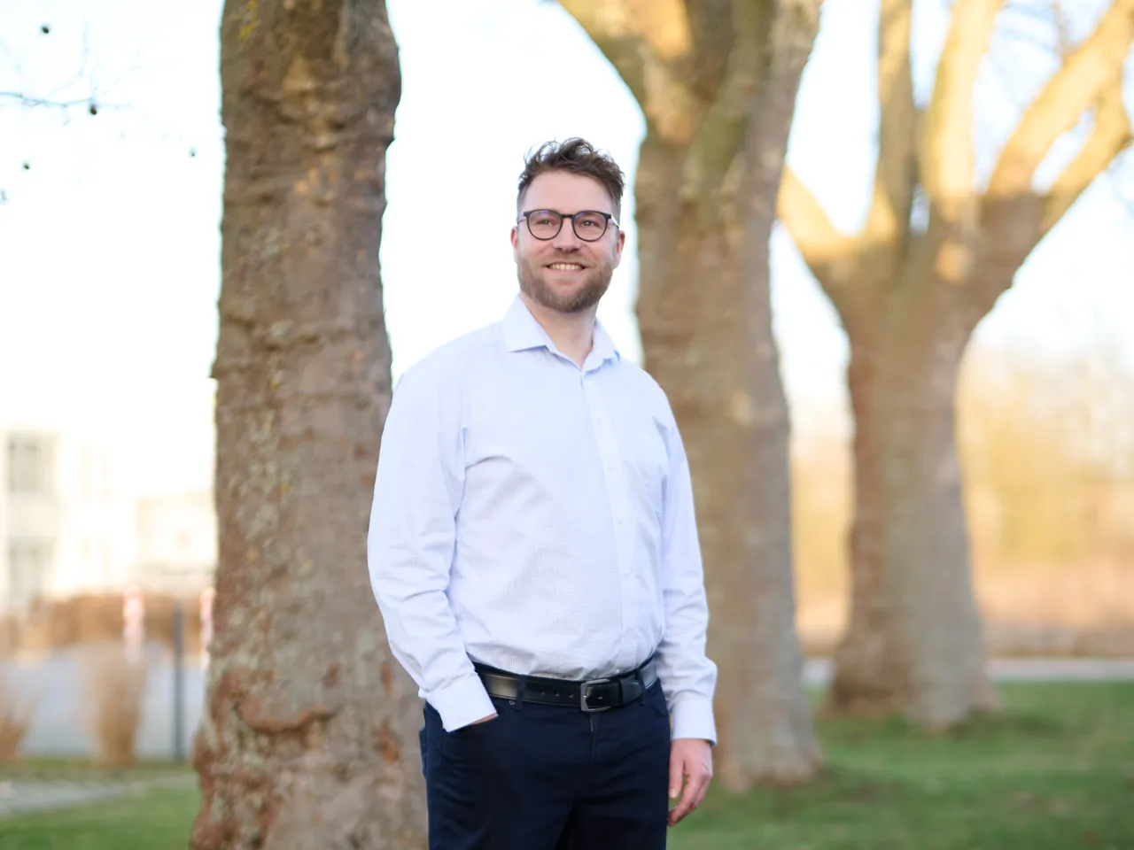 Daniel Matzdorf, Ortsgerichtsvorsteher der Gemeinde Nieste, zwischen alten Bäumen